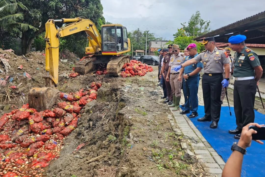 Pemusnahan bawang bombai ilegal, Senin 26 Januari 2026 (foto: Polrestabes Semarang)