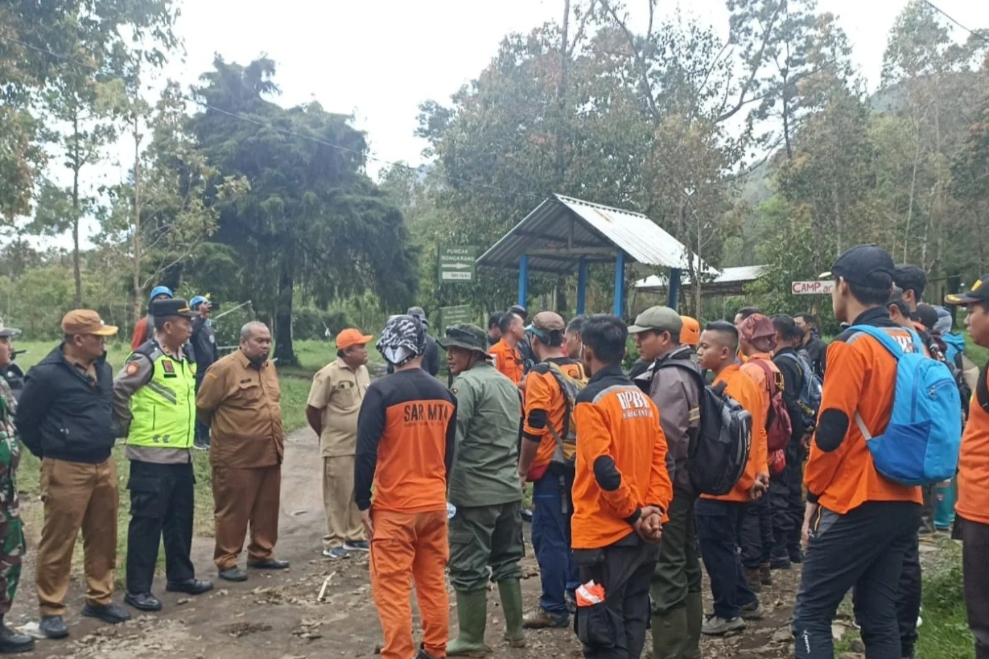 Tim SAR melakukan pencarian terhadap pendaki yang hilang di Tawangmangu (instagram @bpbdkaranganyar)