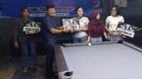Sekretaris Disbudpar Serahkan hadiah kepada pemenang turnamen biliard. (matasemarang.com/Lia Dina)