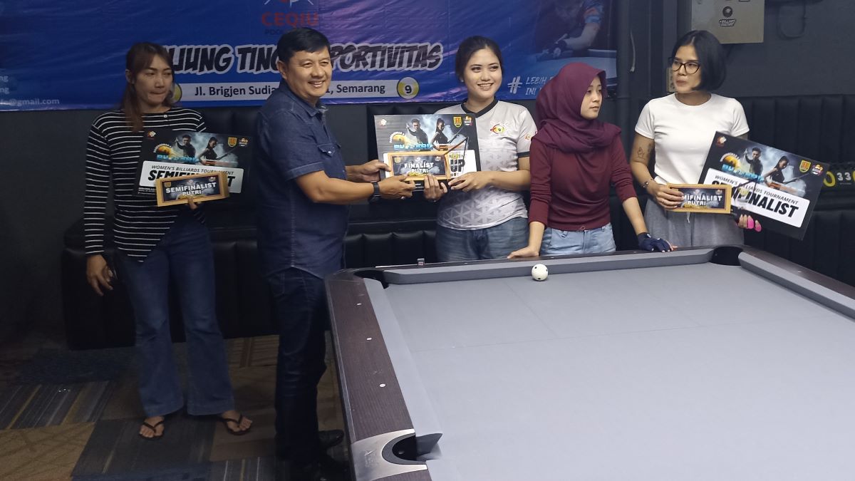 Sekretaris Disbudpar Serahkan hadiah kepada pemenang turnamen biliard. (matasemarang.com/Lia Dina)