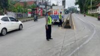 Polisi terapkan contraflow di Jalan Perintis Kemerdekaan Semarang (foto: Polsek Banyumanik)