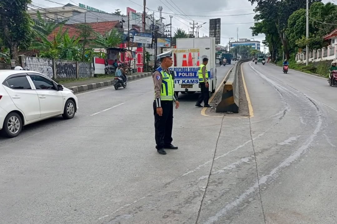 Polisi terapkan contraflow di Jalan Perintis Kemerdekaan Semarang (foto: Polsek Banyumanik) Polisi terapkan contraflow di Jalan Perintis Kemerdekaan Semarang (foto: Polsek Banyumanik)