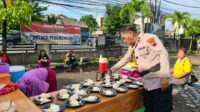 Kapolsek Pedurungan Kompol Felix membagikan sarapan kepada warga (foto: Polsek Pedurungan)