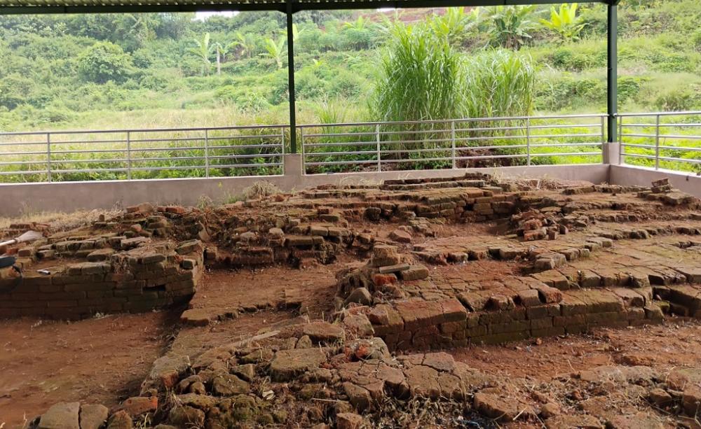 Struktur bata rapuh Candi Bata Gringsing di Batang, situs tertua Jawa Tengah yang butuh ekskavasi lanjutan (foto: Pemkab Batang)