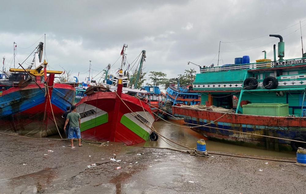 Kapal nelayan di Pelabuhan Batang kesulitan keluar-masuk akibat pendangkalan muara (foto: Pemkab Batang)