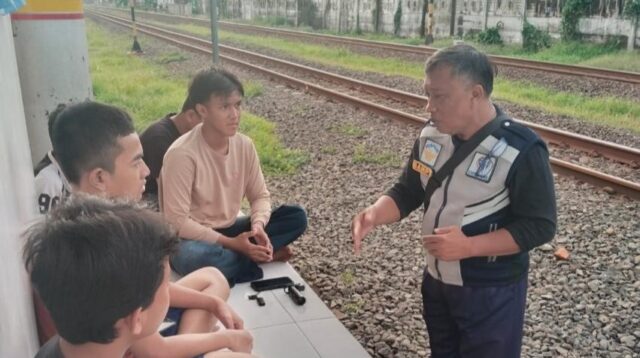 Petugas Dishub Batang memberikan sosialisasi keselamatan kepada anak-anak di sekitar perlintasan rel (foto: Pemkab Batang)