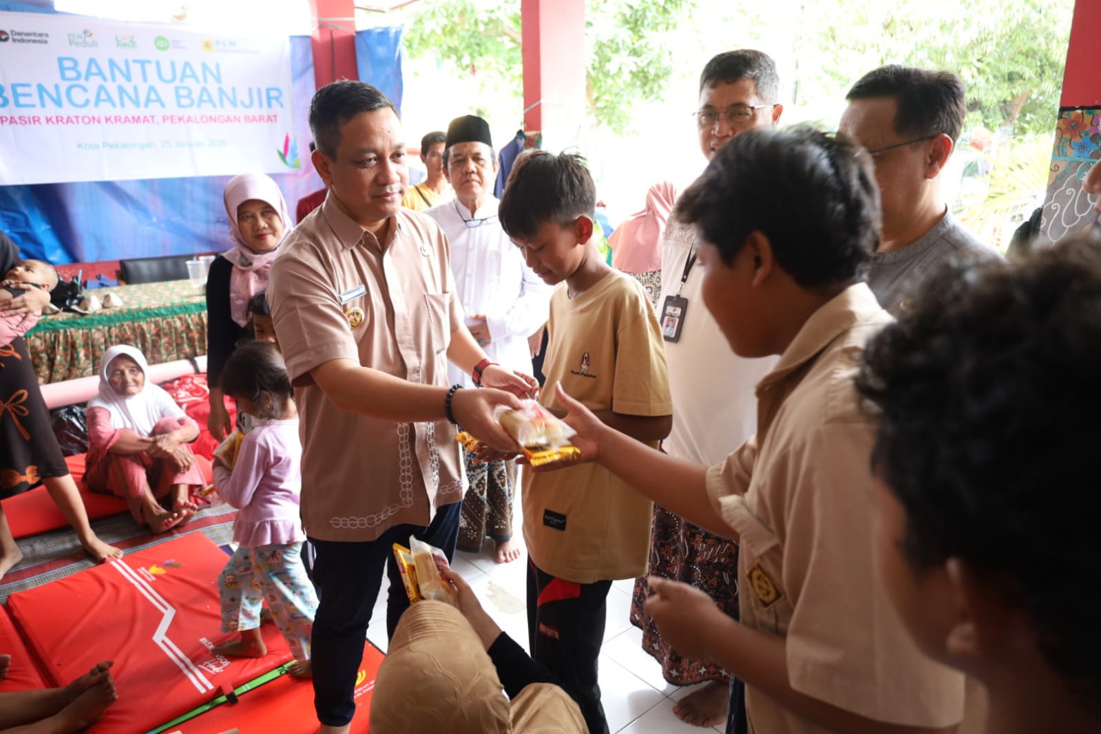 Wali Kota Pekalongan Achmad Afzan Arslan memantau kondisi pengungsi banjir di Kelurahan Pasir Kraton Kramat, 2 Februari 2026 (foto: Pemkot Pekalongan) Wali Kota Pekalongan Achmad Afzan Arslan memantau kondisi pengungsi banjir di Kelurahan Pasir Kraton Kramat, 2 Februari 2026 (foto: Pemkot Pekalongan)