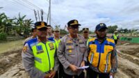 Kabid Humas Polda Jateng, Kombes Pol Artanto saat meninjau langsung lokasi jebolnya tanggul di Desa Tinanding, Kecamatan Godong, Kabupaten Grobogan, Rabu 18 Februari 2026 (foto: Polda Jateng)