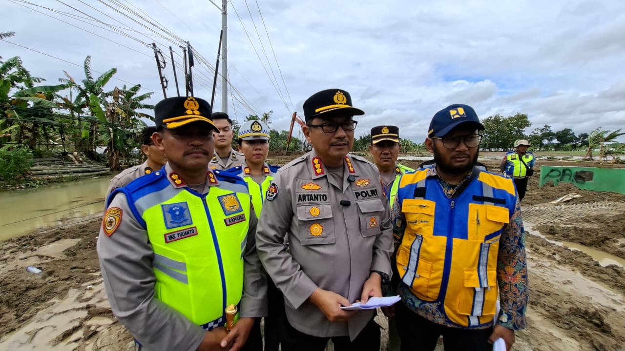 Kabid Humas Polda Jateng, Kombes Pol Artanto saat meninjau langsung lokasi jebolnya tanggul di Desa Tinanding, Kecamatan Godong, Kabupaten Grobogan, Rabu 18 Februari 2026 (foto: Polda Jateng)