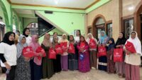 Immoderma menyalurkan paket sembako kepada warga sebagai bagian dari program CSR menjelang Ramadan (foto: Dok)