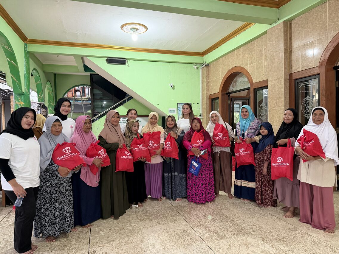 Immoderma menyalurkan paket sembako kepada warga sebagai bagian dari program CSR menjelang Ramadan (foto: Dok)