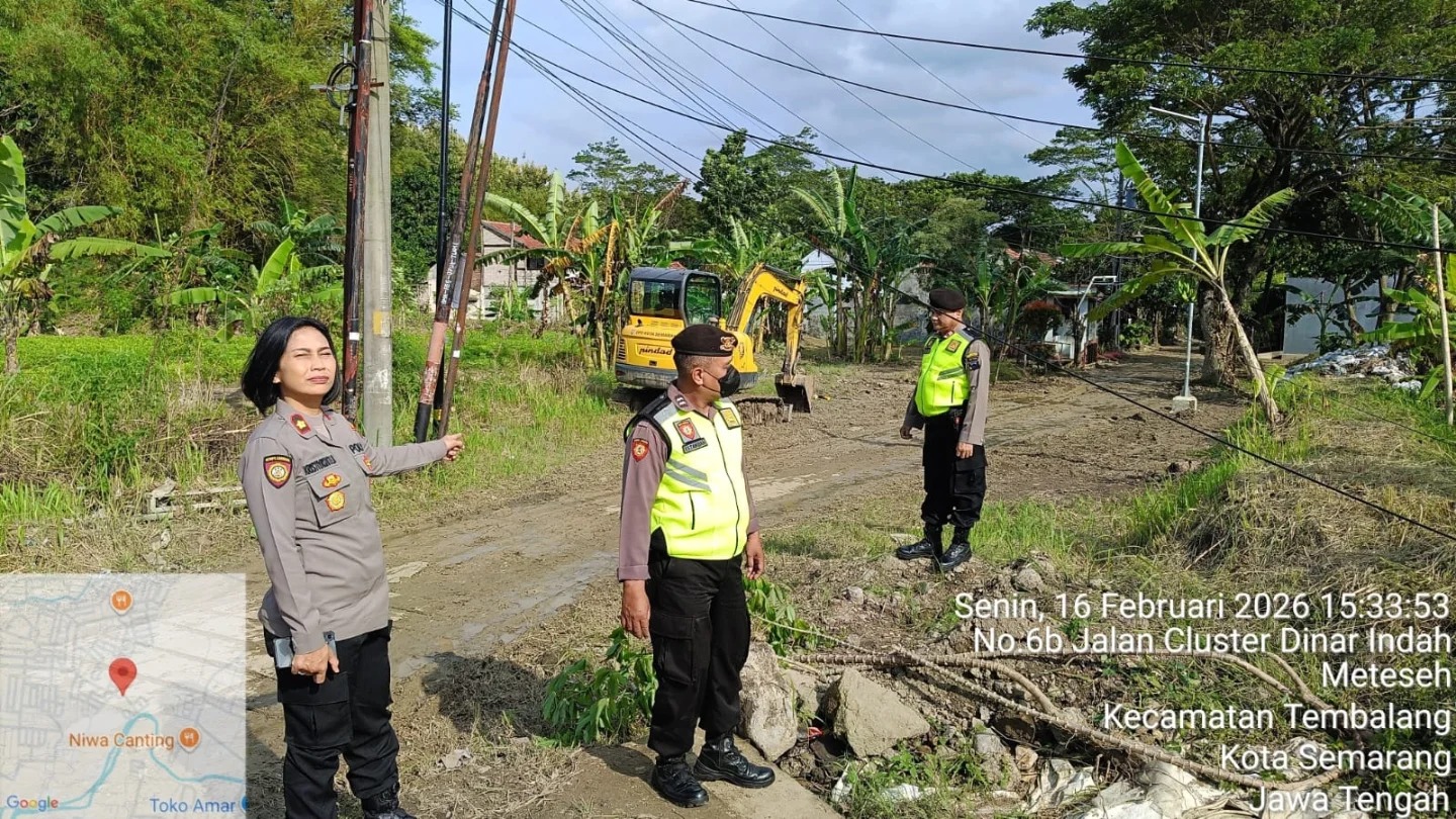 Kapolsek Tembalang Kompol Kristiyastuti Handayani memimpin patroli kamtibmas sekaligus pemantauan siaga bencana di wilayah Tembalang, Senin 16 Februari 2026 (foto: Polsek Tembalang)