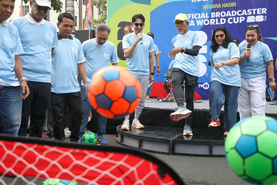 Sekda Jateng Sumarno saat menghadiri TVRI Kick Off Piala Dunia 2026 di Car Free Day Semarang, Minggu 1 Februari 2026 (foto: Pemprov Jateng) Sekda Jateng Sumarno saat menghadiri TVRI Kick Off Piala Dunia 2026 di Car Free Day Semarang, Minggu 1 Februari 2026 (foto: Pemprov Jateng)