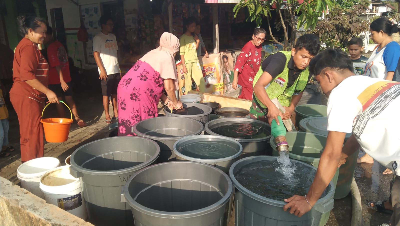 Prajurit Paldam XX/TIB menyalurkan air bersih ke warga Korong Gadang, Kuranji, Padang, 1 Februari 2026