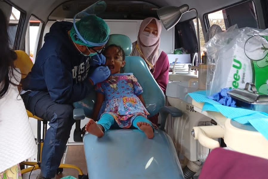 Tim Kesiagaan Bencana Unsoed memberikan layanan kesehatan terpadu bagi warga terdampak banjir bandang di Desa Serang, Purbalingga (foto: Humas Unsoed)