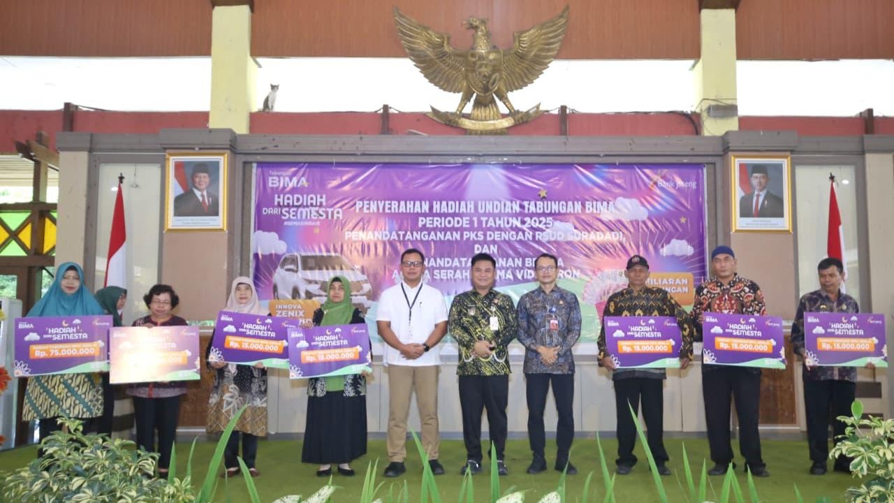 Bank Jateng menyerahkan hadiah Undian Tabungan Bima Periode 1 Tahun 2025 dan menyalurkan bantuan CSR pada Kamis 29 Januari 2026 (foto: Bank Jateng)