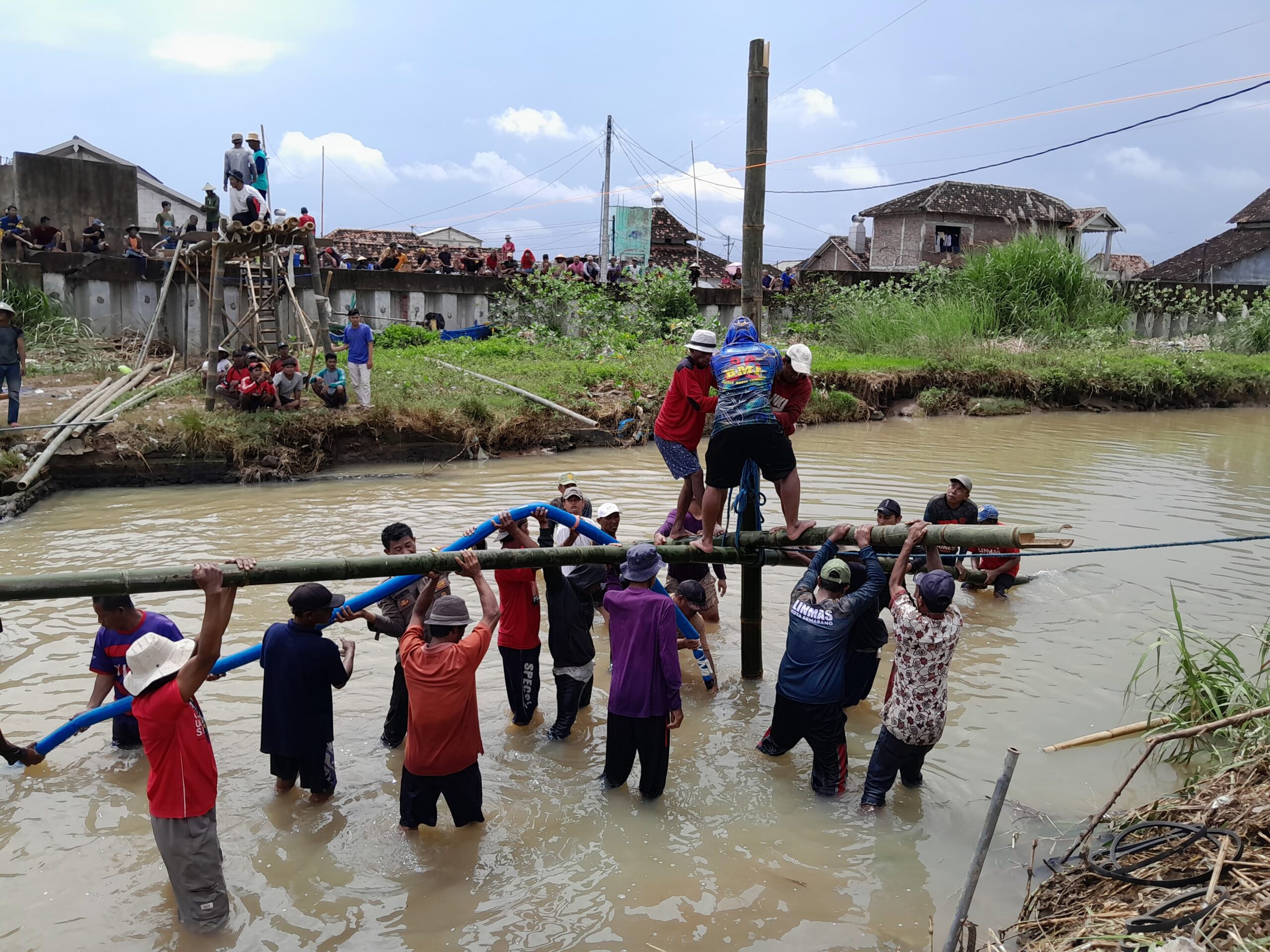 Proses pembangunan jembatan darurat di Mangkang Wetan oleh warga. (matasemarang.com/Lia Dina)