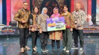 Wuryanti Handayaningsih menerima hadiah grand prize mobil Innova Zenix Hybrid dari Bank Jateng (foto: Bank Jateng)
