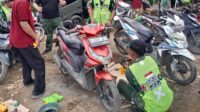 Prajurit Paldam XX/TIB tengah memperbaiki motor warga terdampak banjir di Kayu Pasak, Agam, Kamis 5 Februari 2026