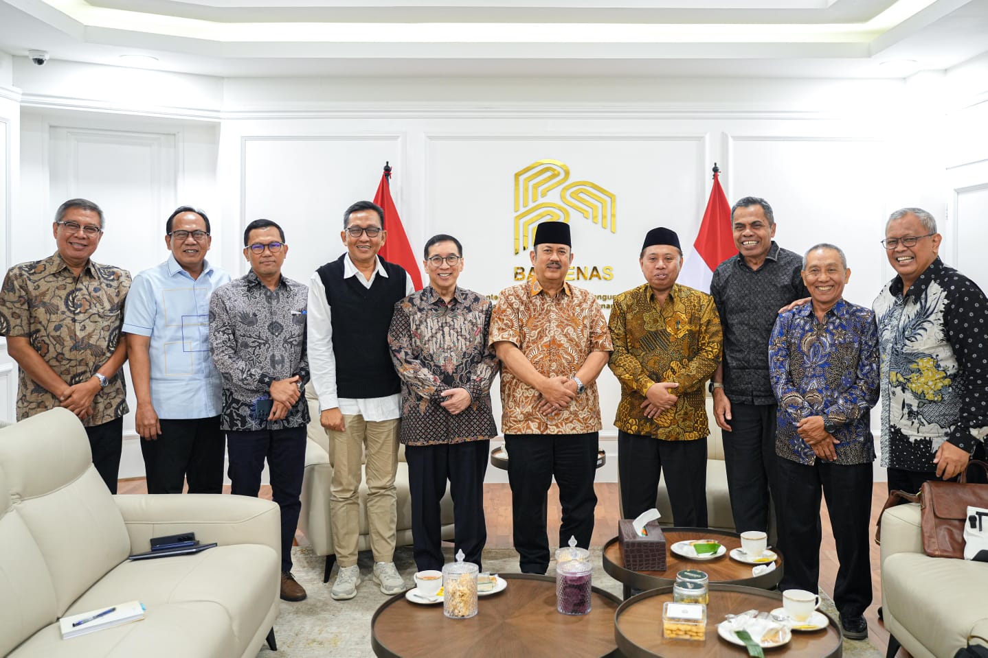 Rektor Unsoed Prof. Akhmad Sodiq bersama Menteri PPN Rachmat Pambudy dalam pertemuan strategis di Kantor Bappenas (foto: Humas Unsoed)