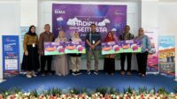 Pemimpin Bank Jateng Cabang Pekalongan, Dwi Andy Setiawan, menyerahkan hadiah Tabungan Bima, Kamis 29 Januari 2026 (foto: Bank Jateng) Pemimpin Bank Jateng Cabang Pekalongan, Dwi Andy Setiawan, menyerahkan hadiah Tabungan Bima, Kamis 29 Januari 2026 (foto: Bank Jateng)