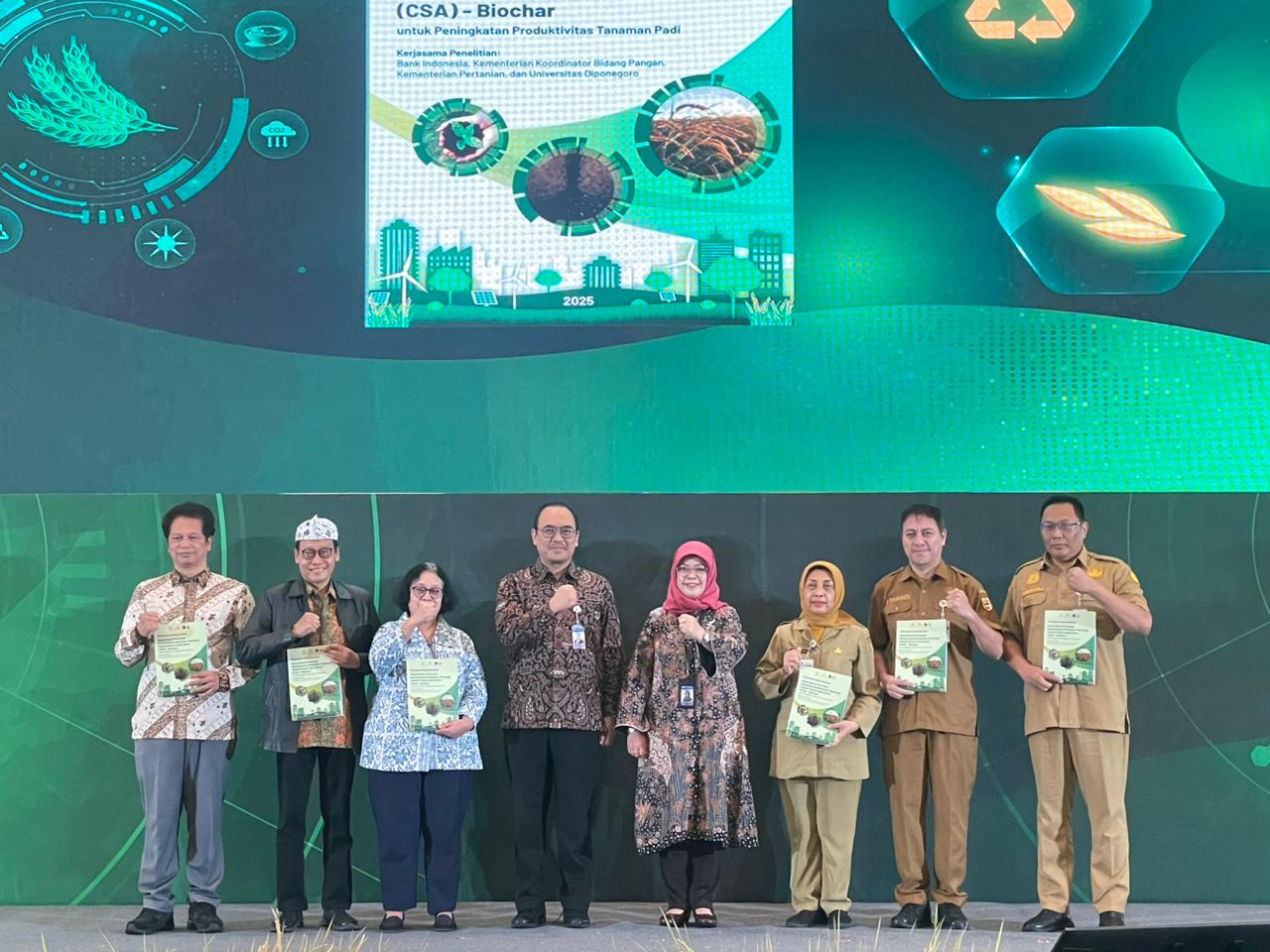 Bank Indonesia meluncurkan pedoman CSA–Biochar untuk mendukung ketahanan pangan nasional, Senin 9 Februari 2026 (foto: Bank Indonesia) Bank Indonesia meluncurkan pedoman CSA–Biochar untuk mendukung ketahanan pangan nasional, Senin 9 Februari 2026 (foto: Bank Indonesia)
