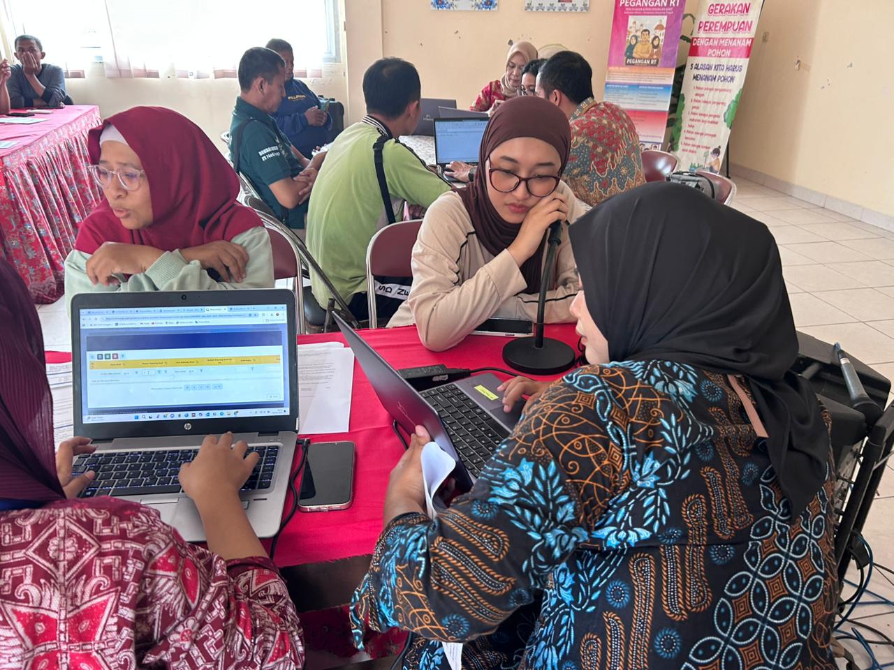 Warga Kelurahan Miroto memanfaatkan layanan pojok pajak untuk asistensi pengisian SPT Tahunan (foto: DJP Jateng I)