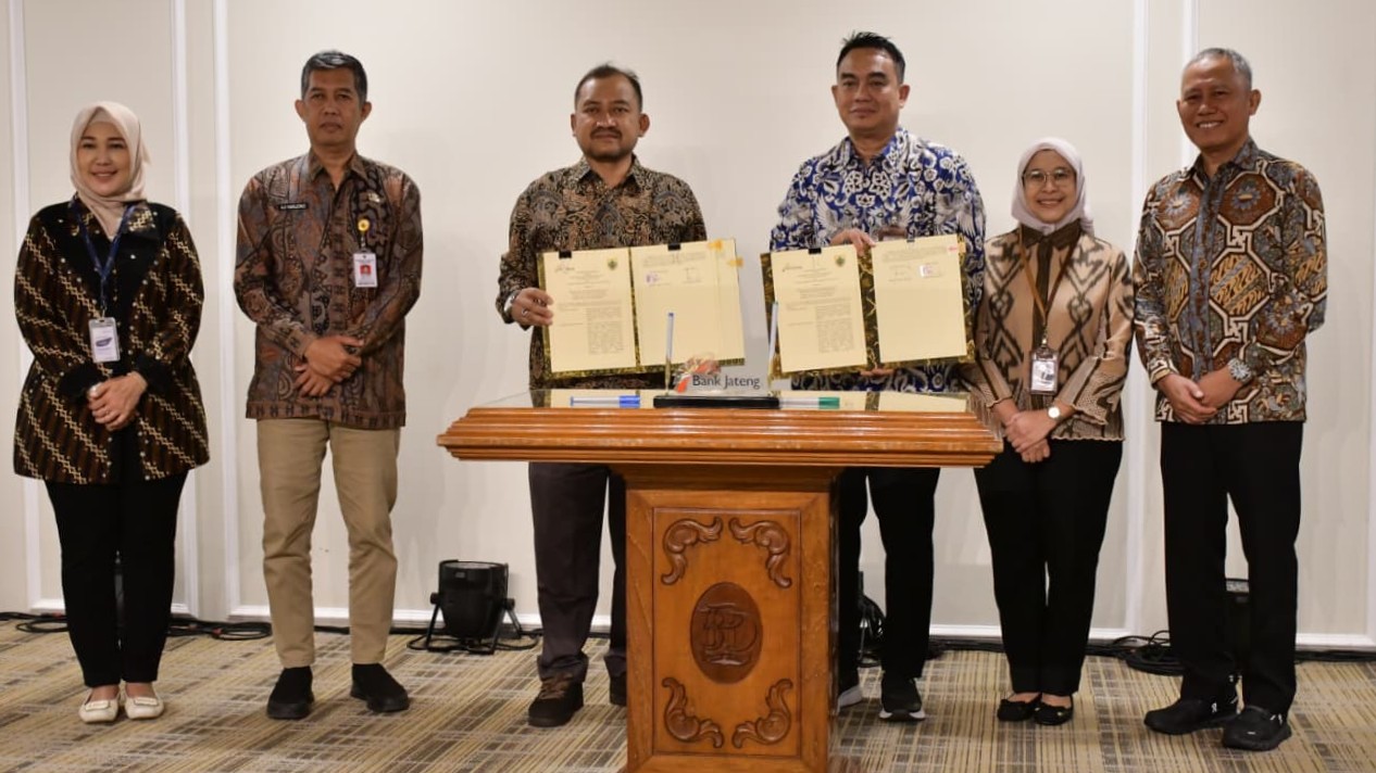 irektur Utama Bank Jateng Irianto Harko Saputro bersama Bupati Pemalang Anom Widiyantoro menandatangani kesepakatan bersama di Pemalang, Selasa 27 Januari 2026 (foto: Bank Jateng) irektur Utama Bank Jateng Irianto Harko Saputro bersama Bupati Pemalang Anom Widiyantoro menandatangani kesepakatan bersama di Pemalang, Selasa 27 Januari 2026 (foto: Bank Jateng)