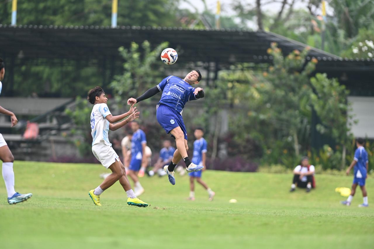 Latihan Bersama PSIS Semarang vs PSIM EPA. (matasemarang.com/Lia Dina)