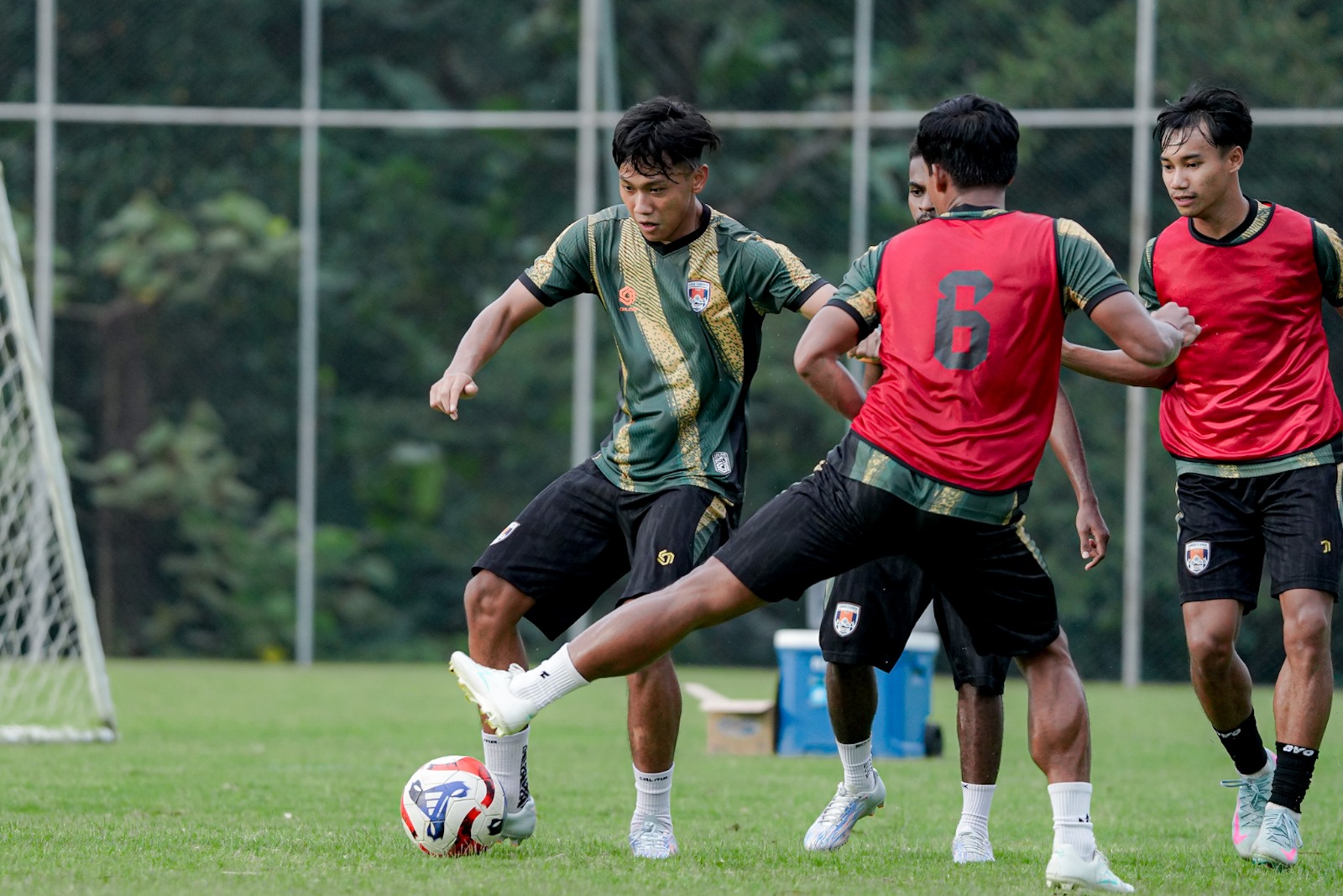 Zulfikar Mansyur isi posisi wing back pada kendal tornado fc. (matasemarang.com/Lia Dina)