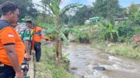 Tim SAR gabungan melakukan penyisiran di Sungai Karangmalang, Mijen, Semarang, untuk mencari korban hanyut (foto: Basarnas Semarang)