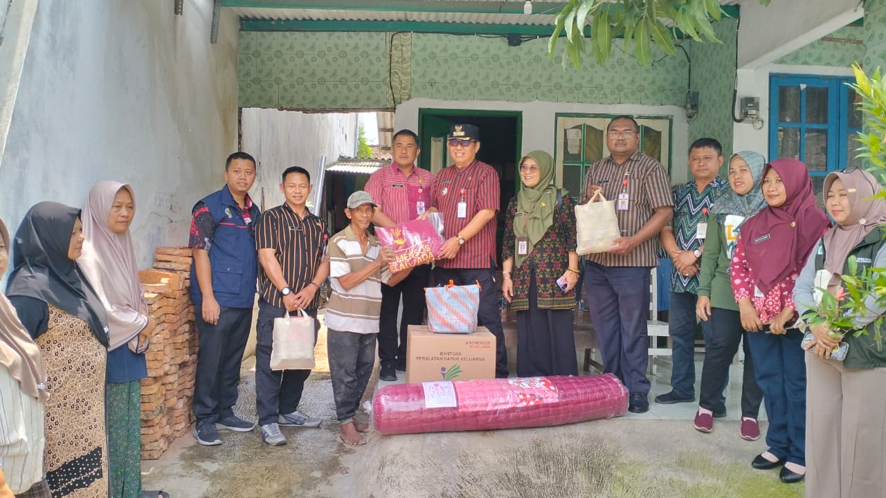 Dinsos salurkan bantuan korban terdampak bencana di Semarang. (matasemarang.com/Lia Dina) Dinsos salurkan bantuan korban terdampak bencana di Semarang. (matasemarang.com/Lia Dina)