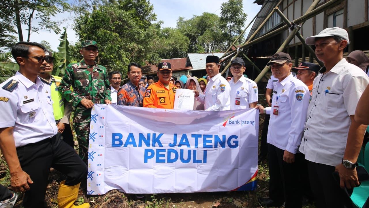 Penyerahan bantuan CSR Bank Jateng untuk korban tanah bergerak di Dukuh Kali Kloneng, Tegal Rabu 4 Februari 2026 (foto: Bank Jateng)