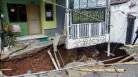 Rumah warga di Perumahan Griya Bukit Jati Asri rusak akibat tanah ambles setelah hujan deras (foto: Pemprov Jateng)