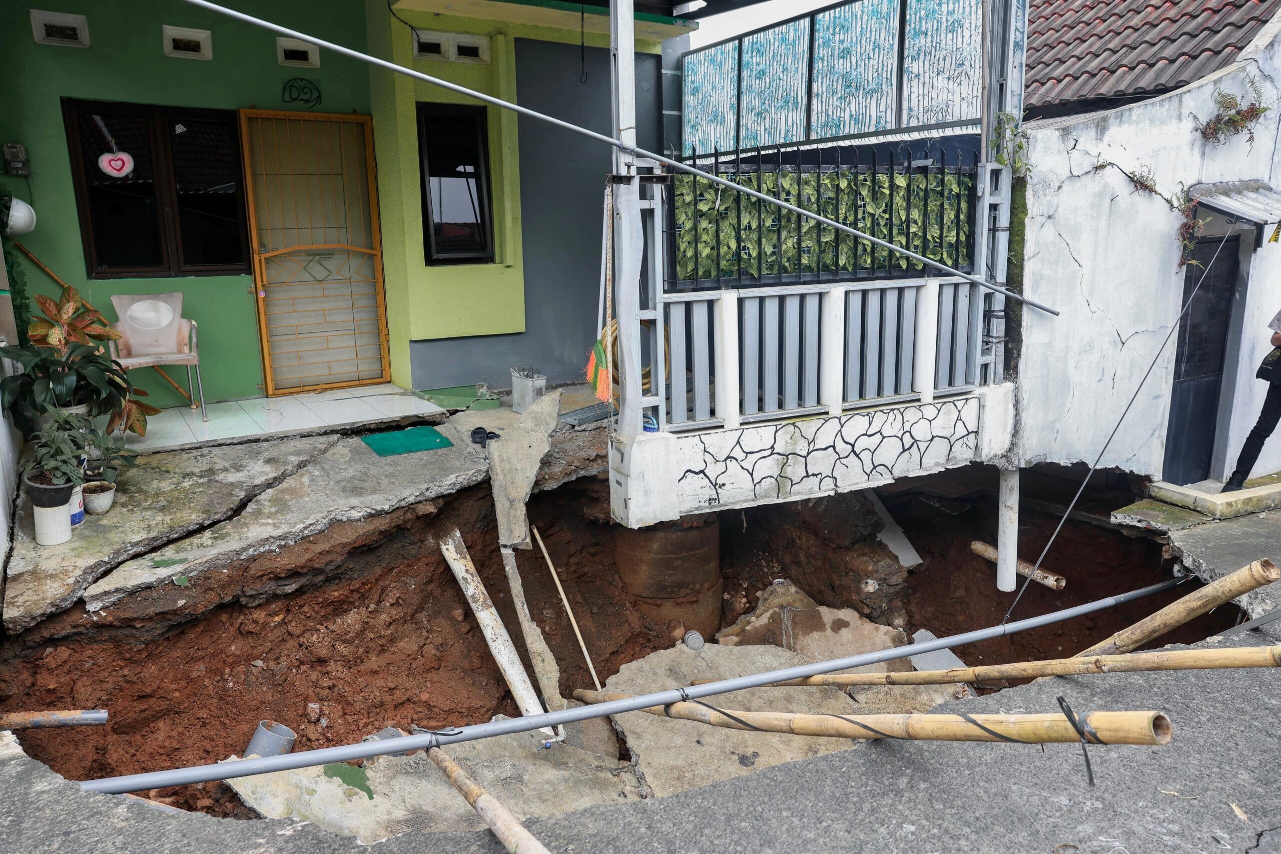 Rumah warga di Perumahan Griya Bukit Jati Asri rusak akibat tanah ambles setelah hujan deras (foto: Pemprov Jateng) Rumah warga di Perumahan Griya Bukit Jati Asri rusak akibat tanah ambles setelah hujan deras (foto: Pemprov Jateng)