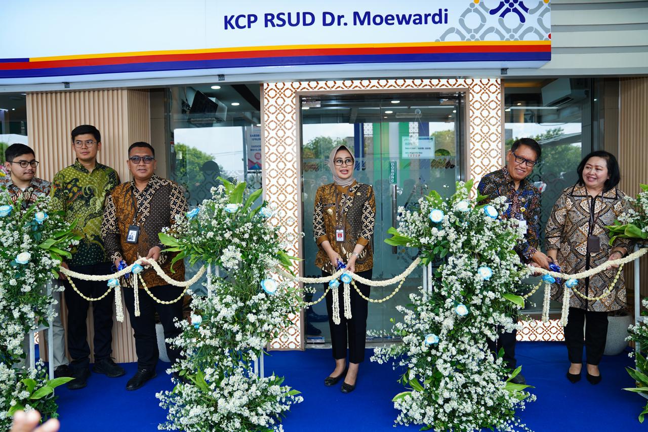 Bank Jateng resmikan KCP di RSUD dr. Moewardi, Solo, sekaligus menyerahkan bantuan ambulans, Jumat 13 Februari 2026 (foto: Bank Jateng)