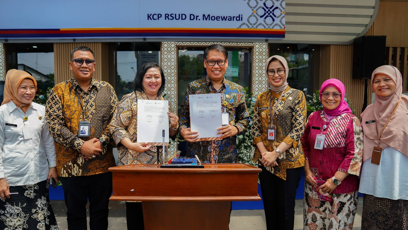 Bank Jateng resmikan KCP di RSUD dr. Moewardi, Solo, sekaligus menyerahkan bantuan ambulans, Jumat 13 Februari 2026 (foto: Bank Jateng)