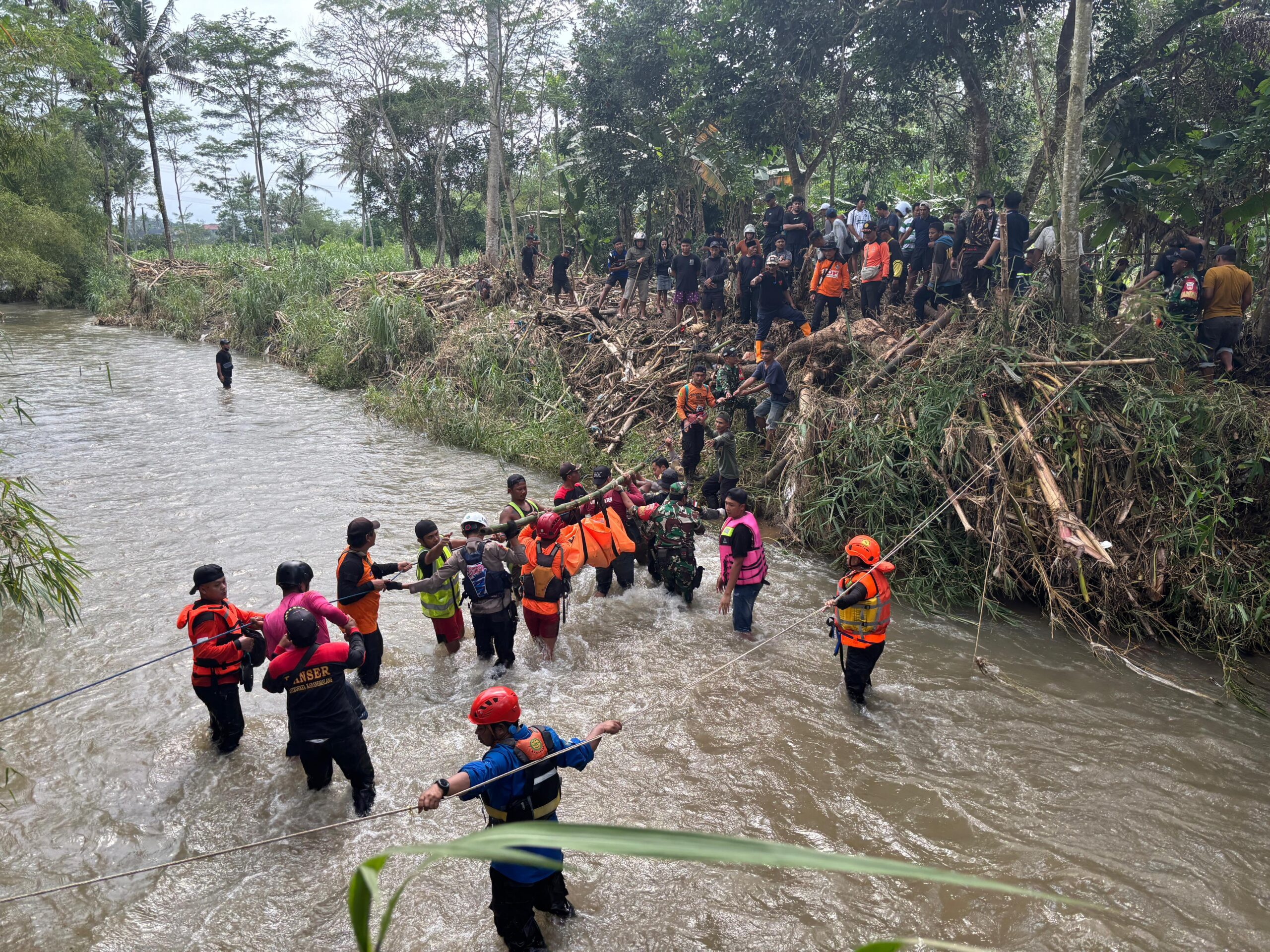 Tim SAR gabungan mengevakuasi jasad Nadia Eka Kurniawati setelah ditemukan tertimbun sampah di Sungai Kalimalang, Semarang (foto: Basarnas Semarang) Tim SAR gabungan mengevakuasi jasad Nadia Eka Kurniawati setelah ditemukan tertimbun sampah di Sungai Kalimalang, Semarang (foto: Basarnas Semarang)