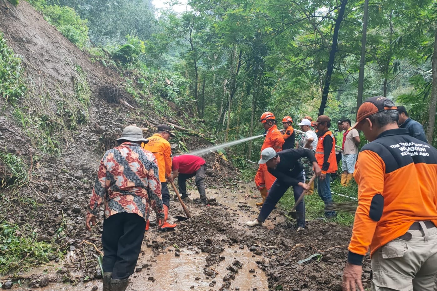 Petugas gabungan BPBD, TNI, Polri, dan relawan membersihkan material longsor di Desa Muncar (foto: Pemkab Temanggung) Petugas gabungan BPBD, TNI, Polri, dan relawan membersihkan material longsor di Desa Muncar (foto: Pemkab Temanggung)