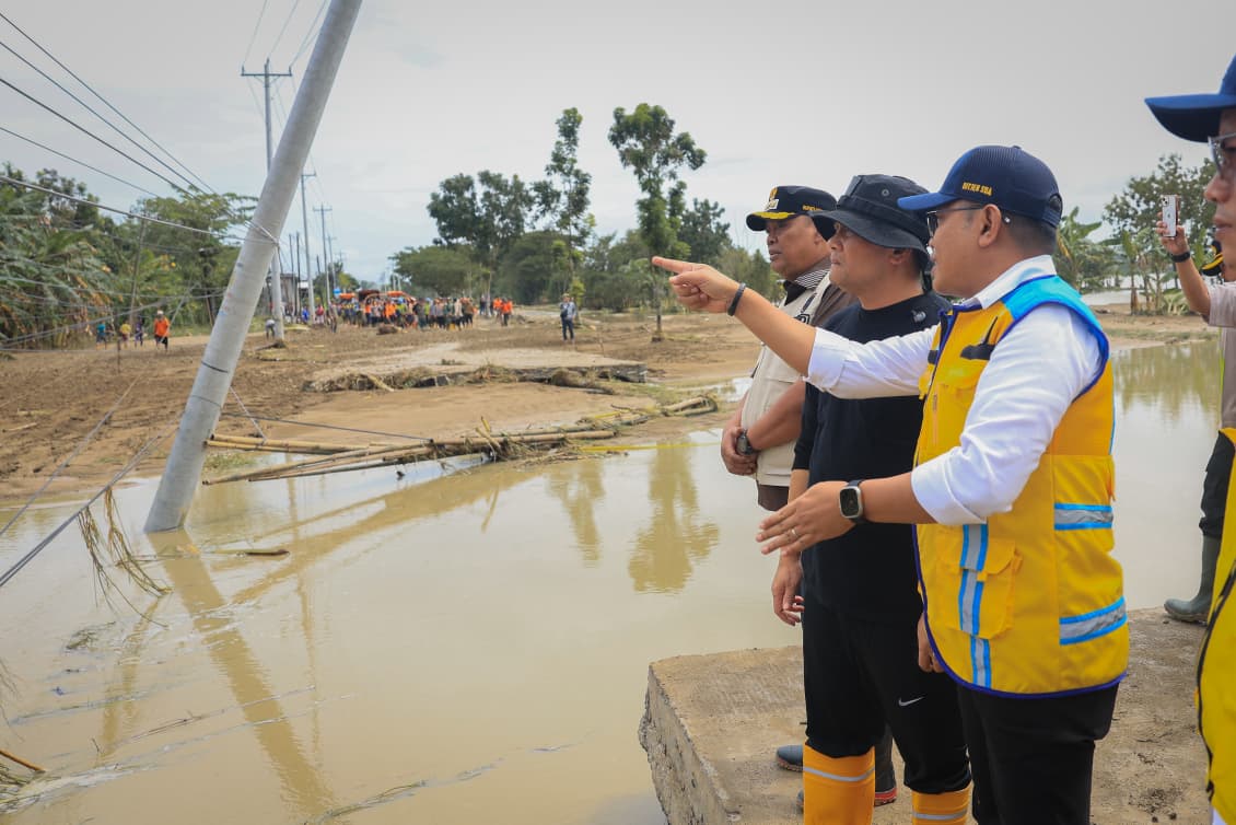 Gubernur Jateng meninjau tanggul jebol di Grobogan. (maatsemarang.com/Lia Dina)