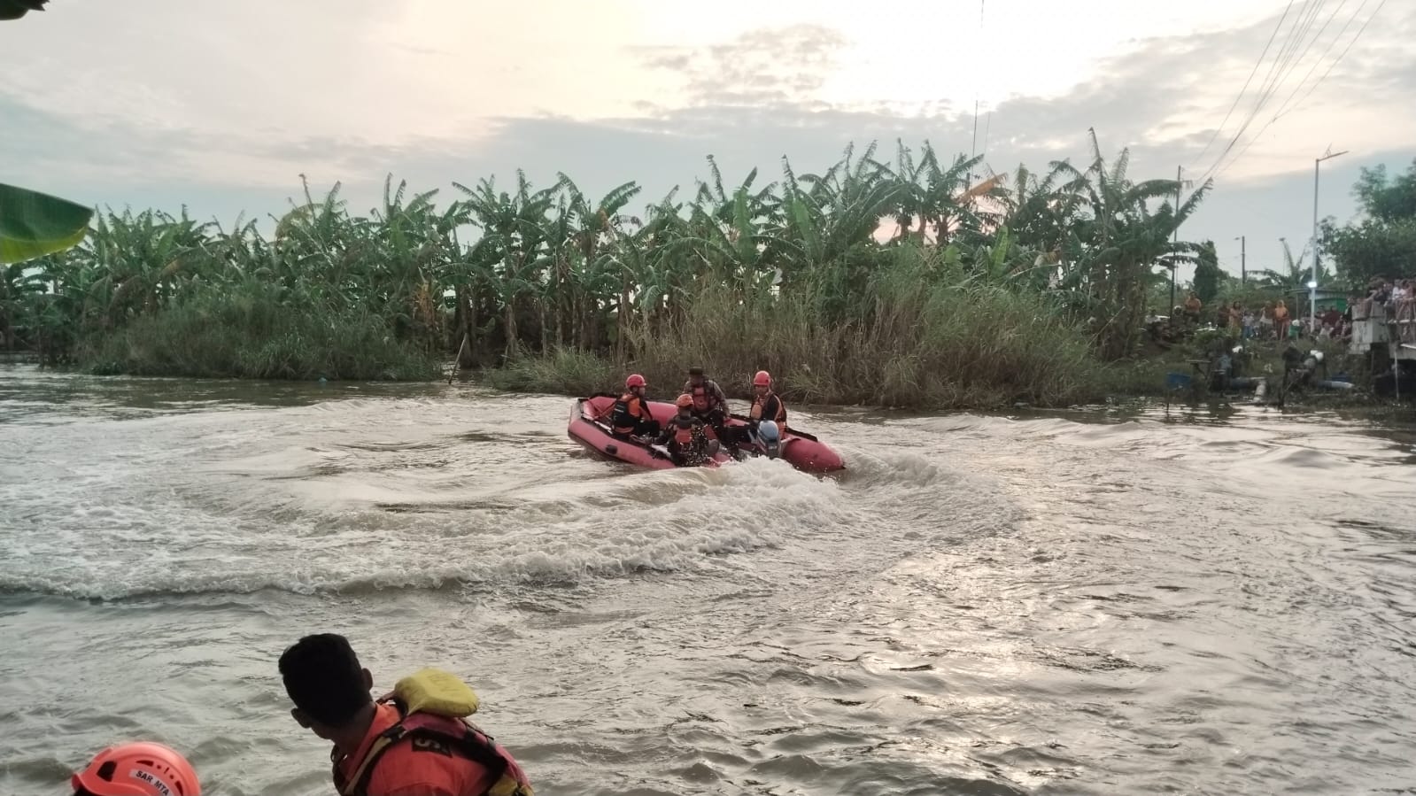 Tim SAR gabungan menyisir Sungai Ngambleg menggunakan perahu karet untuk mencari dua remaja yang tenggelam (foto: Basarnas Semarang)