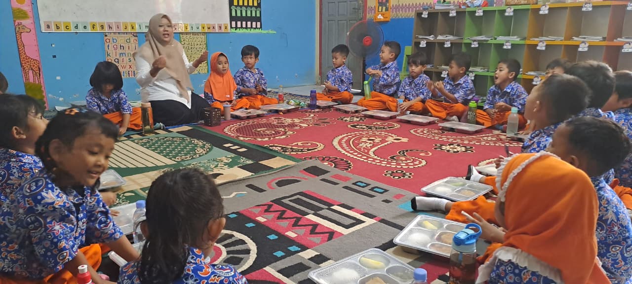 ilustrasi MBG diberikan kepada anak TK di Semarang. (matasemarang.com/Lia Dina)