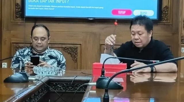 Ketua DPRD Salatiga Dance Ishak Palit (kanan)