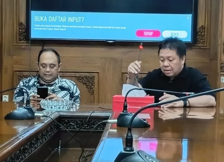 Ketua DPRD Salatiga Dance Ishak Palit (kanan)