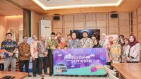 Pemimpin Bank Jateng KC Jakarta, Anugrah Sigit Yanuar, menyerahkan hadiah Undian Tabungan Bima kepada pedagang Gultik Blok M (foto: Bank Jateng)