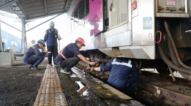 Ramp Check kereta api di daop 4 Semarang. (matasemarang.com/Lia Dina)