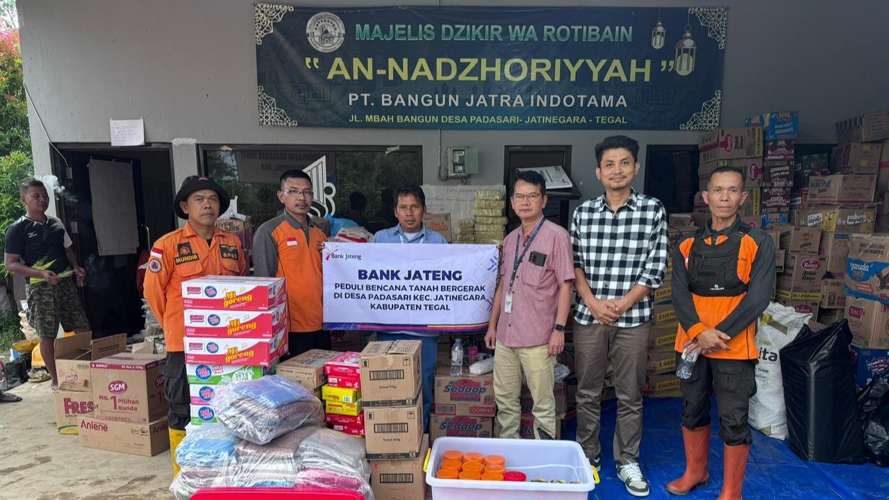 Bank Jateng Cabang Slawi menyerahkan bantuan CSR di Posko Darurat BPBD Kabupaten Tegal (foto: Bank Jateng)