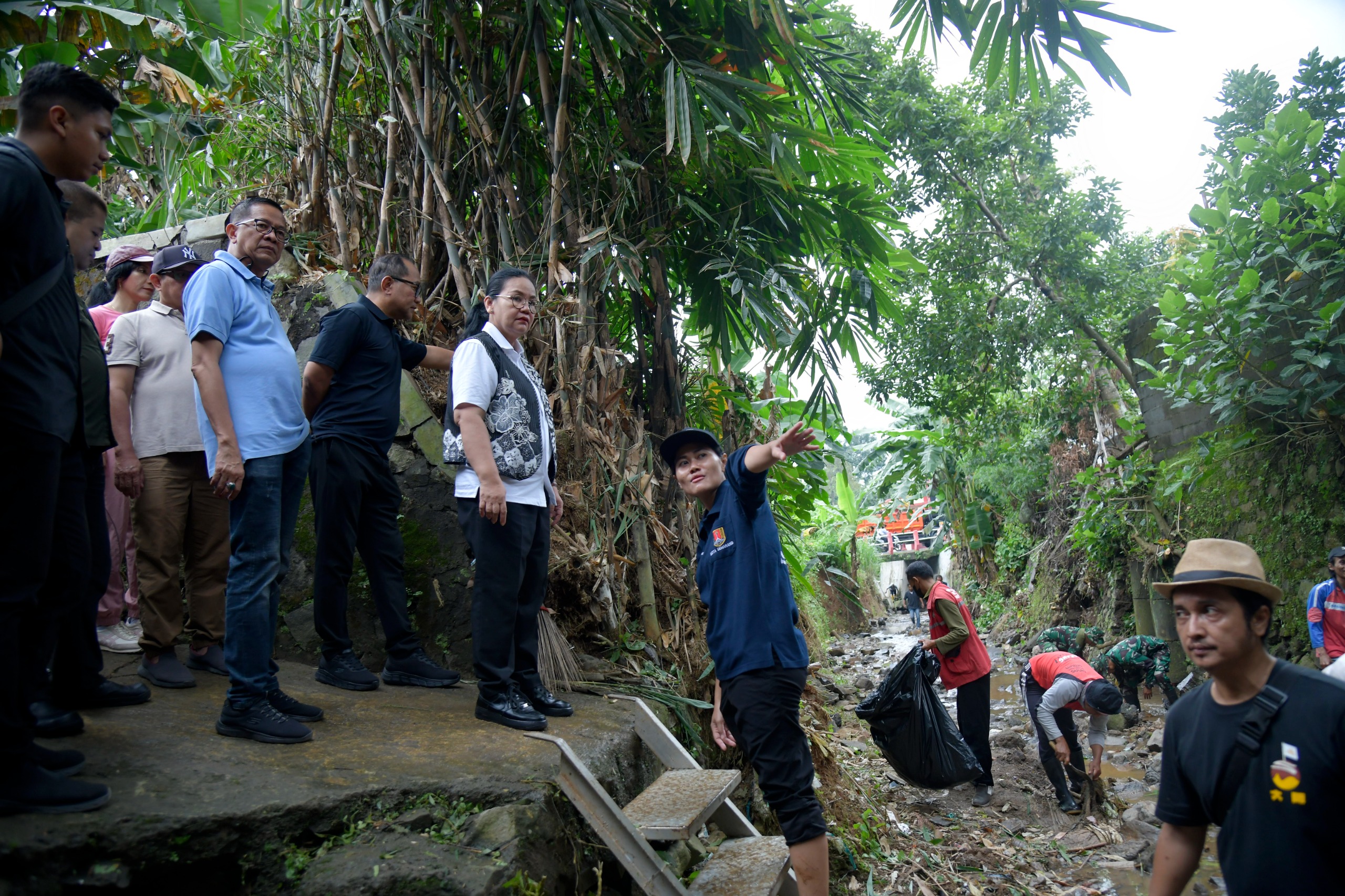 Bersih-bersih Sungai jaten dalam rangka HSPN. (matasemarang.com/Lia dina) Bersih-bersih Sungai jaten dalam rangka HSPN. (matasemarang.com/Lia dina)