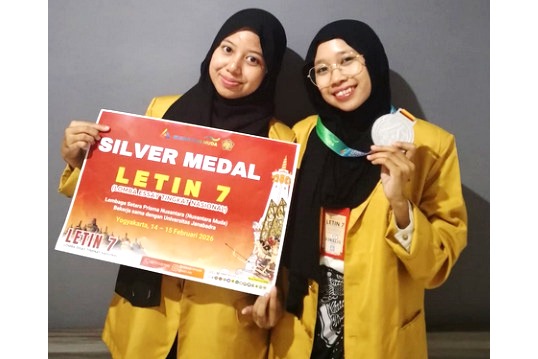 Tim Mahasiswa S1 Biologi Unsoed saat menerima penghargaan Silver Medal di Universitas Janabadra (foto: Humas Unsoed)