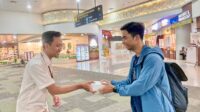 petugas membagikan takjil kepada pengguna jasa bandara ahmad yani semarang. (matasemarang.com/Lia Dina)